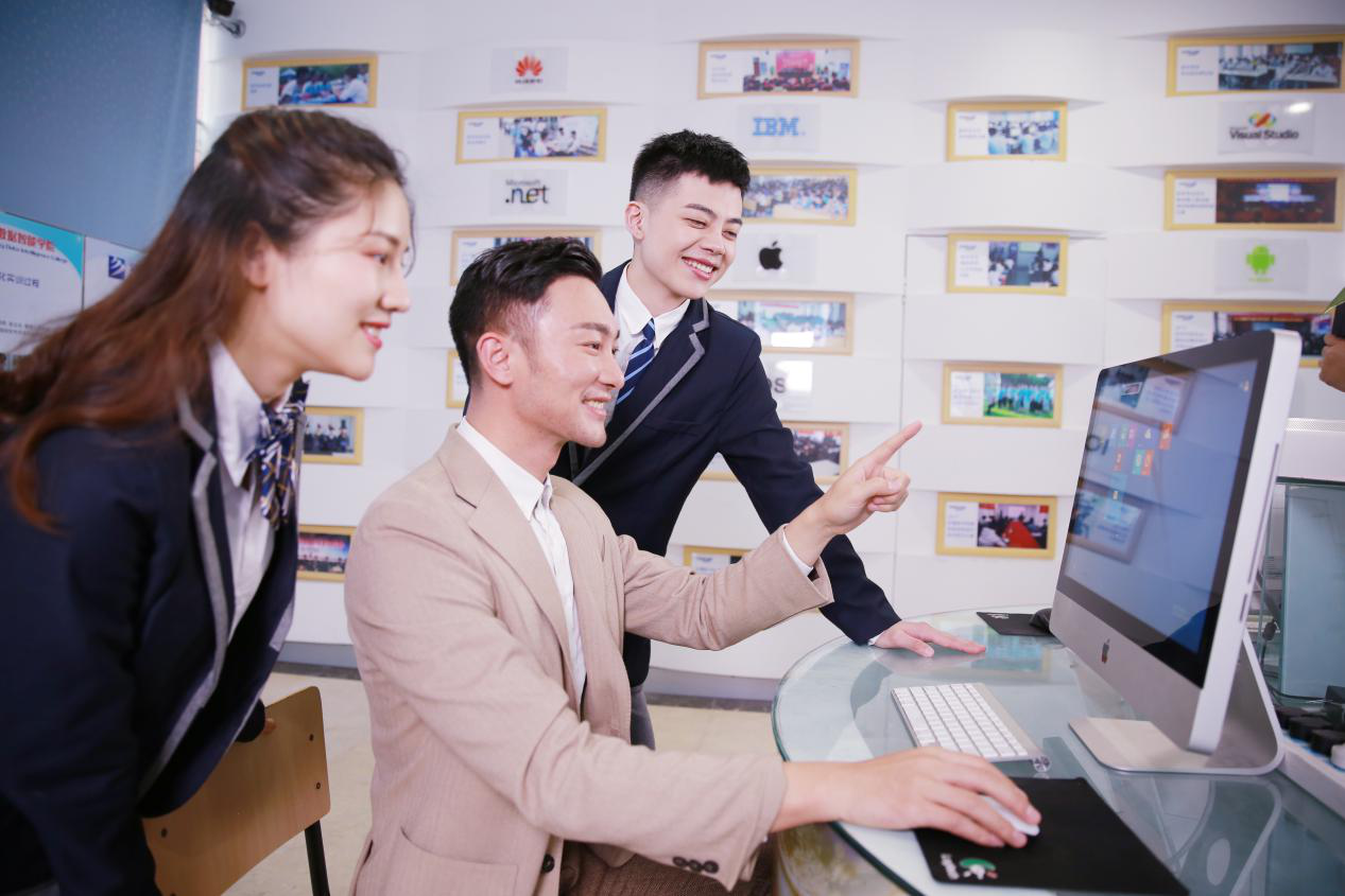 What？聽(tīng)說(shuō)新華云課堂能帶你走出傳統(tǒng)課堂，享受個(gè)性化學(xué)習(xí)！