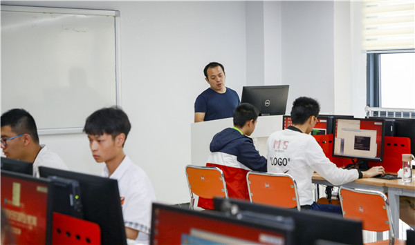 南京新華電腦專修學(xué)院的學(xué)費(fèi)多少？