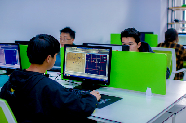 南京新華電腦專修學(xué)院的學(xué)費(fèi)多少？