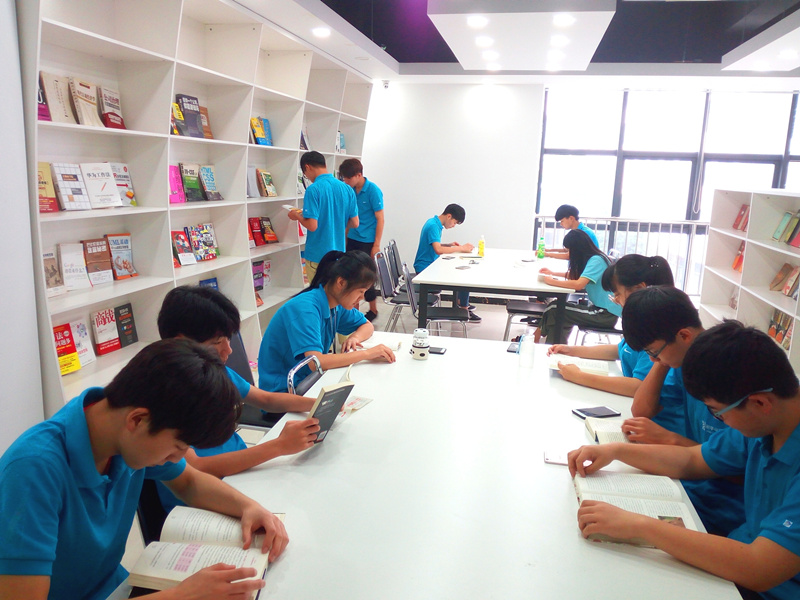 技校里面有什么<a href=http://njxh.cn target=_blank class=infotextkey>專業(yè)</a>？適合初中去學(xué)習(xí)么？