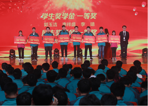 新華電腦教育：帶薪實(shí)訓(xùn)，邊拿薪水邊學(xué)習(xí)