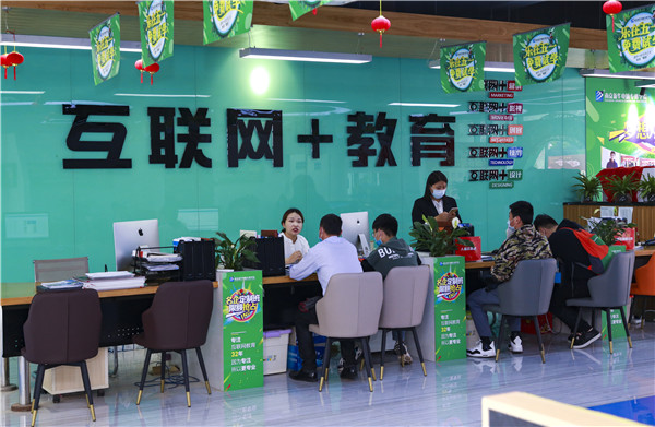 【南京新華五一試學(xué)營(yíng)】試學(xué)火爆，歡迎新同學(xué)來(lái)到南京新華~