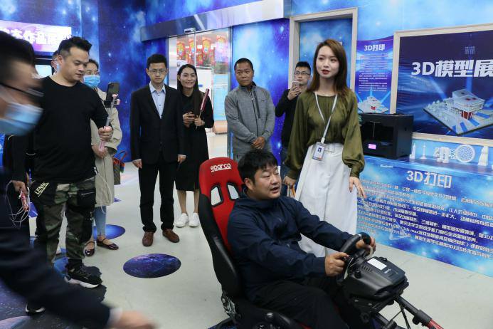 抖音達人石榴哥化身嗨學(xué)體驗官，空降新華引爆直播間