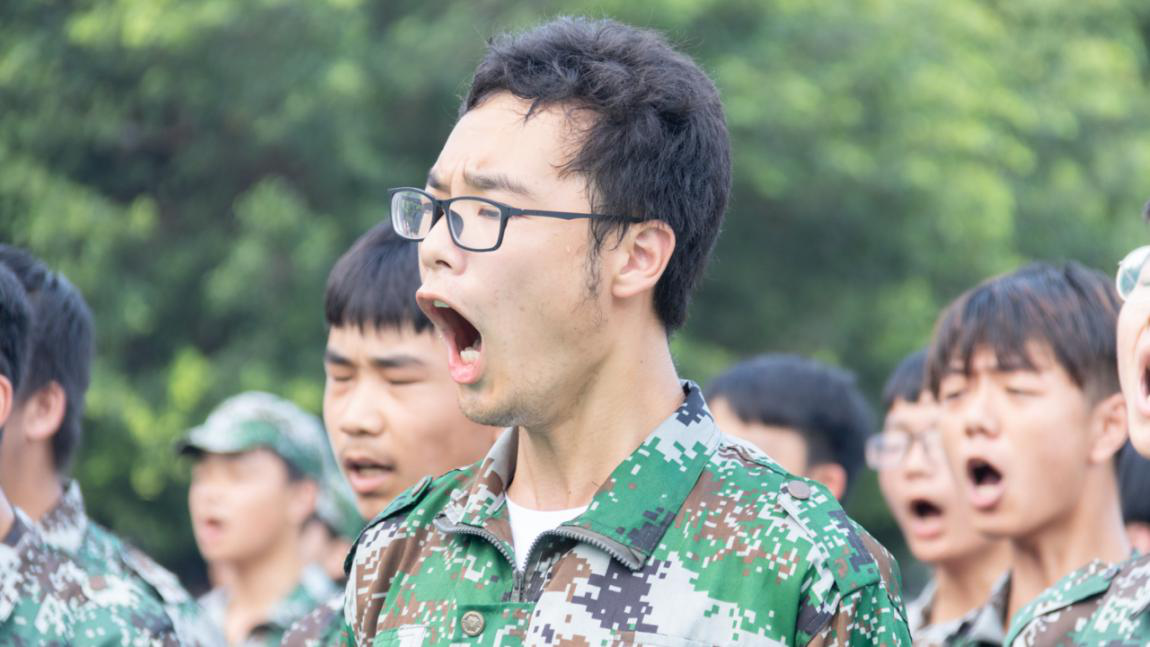 新華“三教三訓(xùn)”之軍訓(xùn)|揮灑汗水書寫迷彩青春！