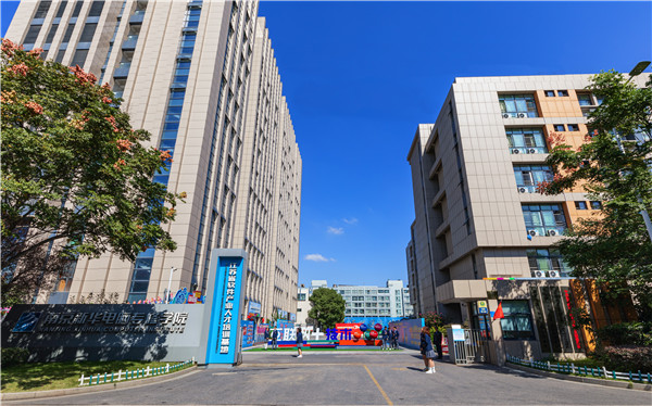 南京有什么學(xué)校適合初中畢業(yè)的？