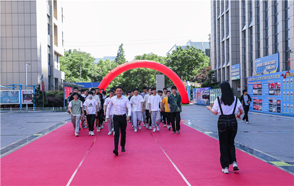 巔峰實習，京彩有你 ——南京新華京東618實習項目總結(jié)與表彰大會圓滿結(jié)束