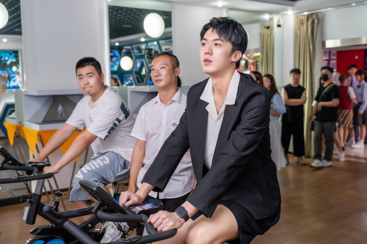 明星帶路|盧東旭探秘校園黑科技，直擊新華硬實力！