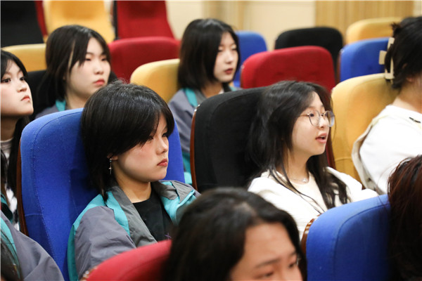 家?；?dòng) 共促成長(zhǎng)|南京新華《商業(yè)美工后期實(shí)訓(xùn)》課程結(jié)課答辯順利結(jié)束