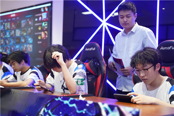 恭喜！我校學(xué)生代表隊(duì)榮獲2023 年“迎亞運(yùn)”新華電腦教育王者榮耀電競(jìng)對(duì)抗賽亞軍