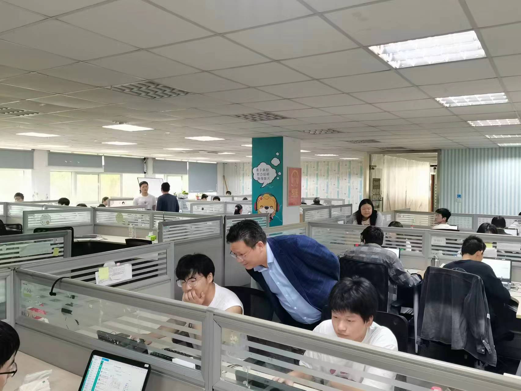 回訪企業(yè)實習(xí)學(xué)生，關(guān)懷職業(yè)成長道路