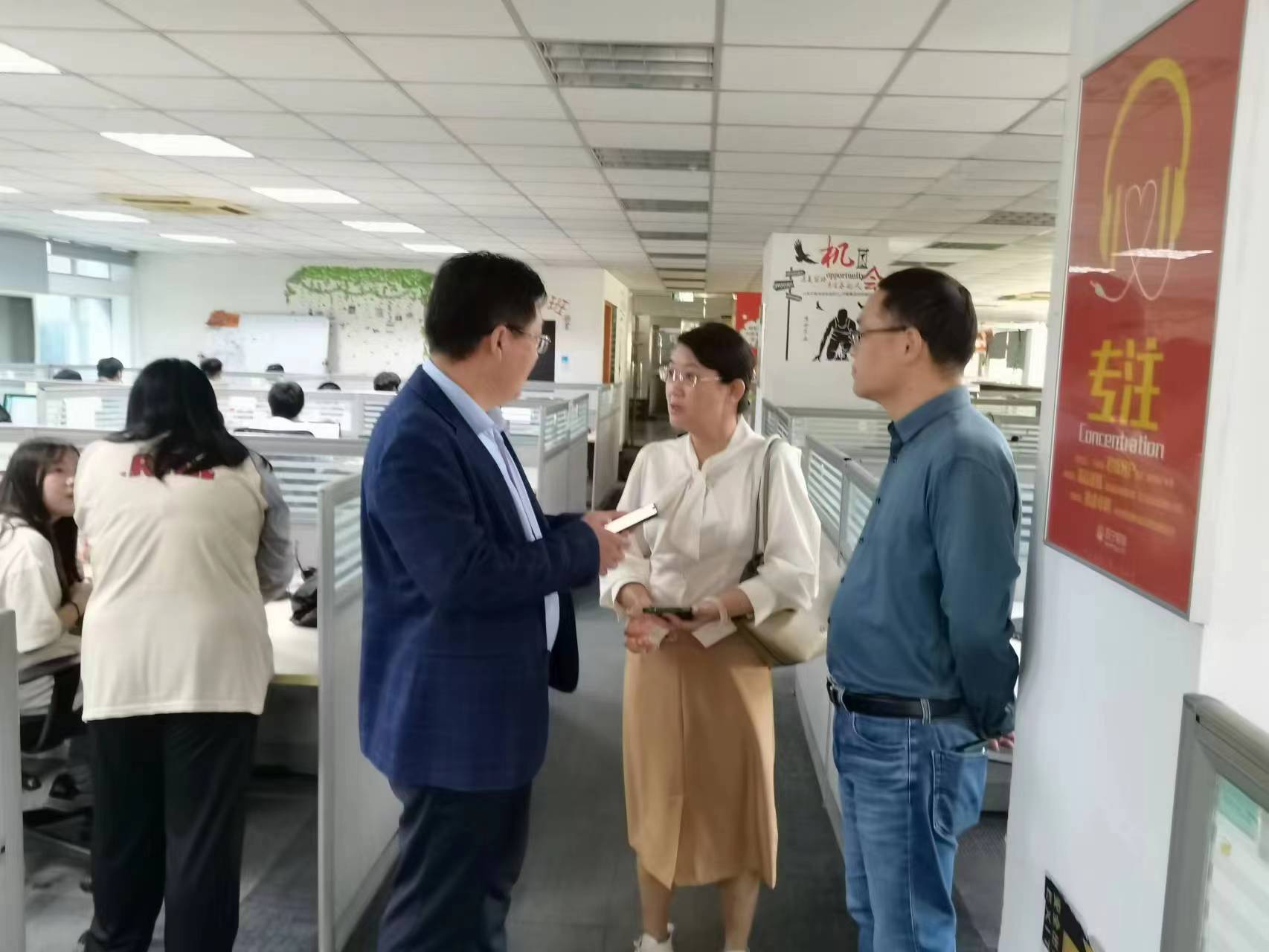 回訪企業(yè)實習(xí)學(xué)生，關(guān)懷職業(yè)成長道路