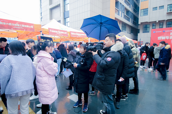 南京新華校園人才交流會(huì)，引眾多媒體聚焦關(guān)注