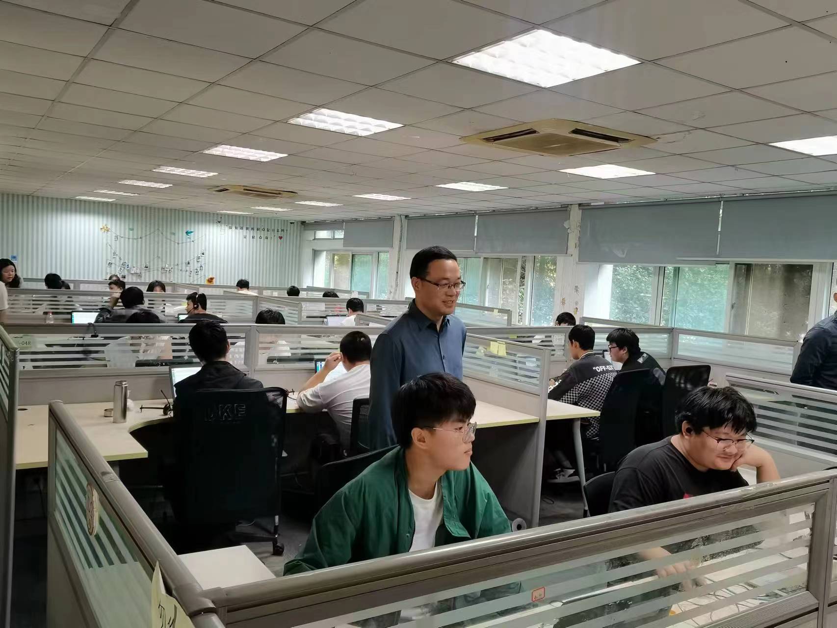 回訪企業(yè)實習(xí)學(xué)生，關(guān)懷職業(yè)成長道路