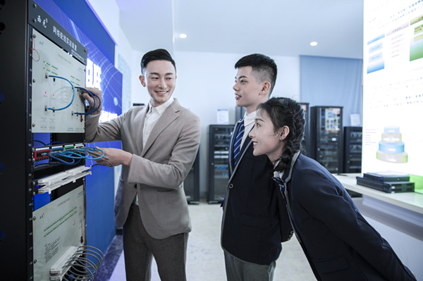 初中沒畢業(yè)學(xué)什么好？初中可以學(xué)計(jì)算機(jī)么？