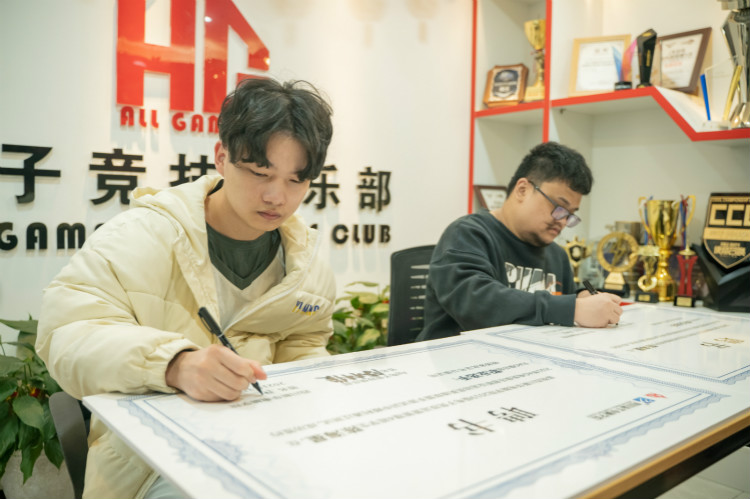 實力見證！又一新華電腦教育學子簽約AG俱樂部！