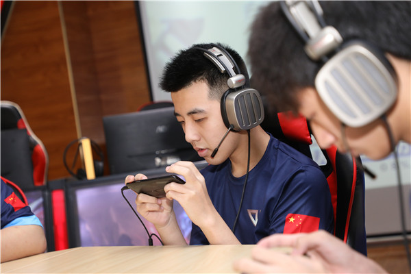 如何看待 Miss 爆料「Faker 年薪 5800 萬，LPL 選手月薪保底 2 萬」？