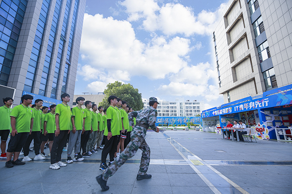 沙場(chǎng)秋點(diǎn)兵，口號(hào)震天響