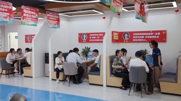 火熱報(bào)名中！直擊南京新華電腦24年秋季班報(bào)名現(xiàn)場(chǎng)