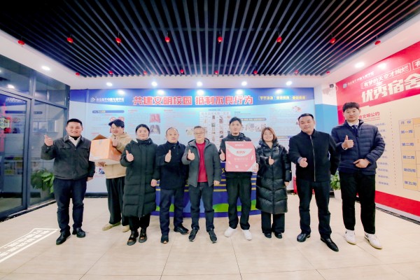 南京新華吳元紅校長晚間慰問查寢，并為學生送關懷！